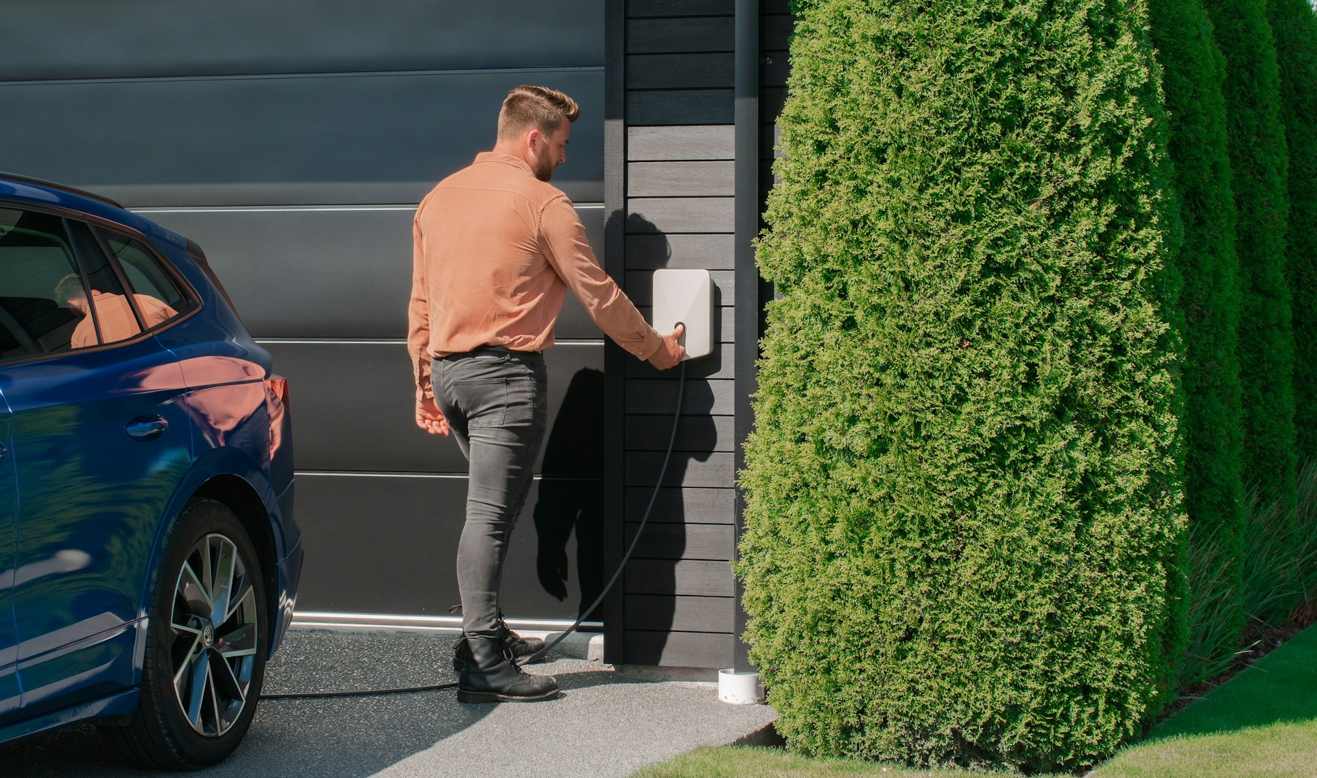 man die zijn auto gaat opladen